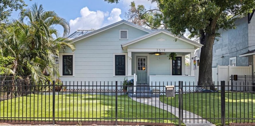 House in Saint Petersburg, Florida 4 bedrooms, 160.91 sq.m. № 1765931
