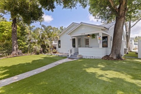 House in Saint Petersburg, Florida 4 bedrooms, 160.91 sq.m. № 1765931 - photo 2