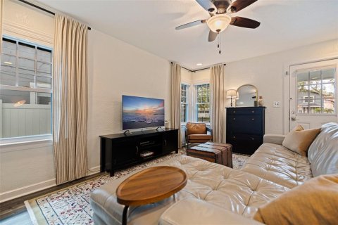 House in Saint Petersburg, Florida 4 bedrooms, 160.91 sq.m. № 1765931 - photo 7