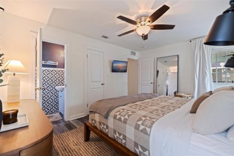 House in Saint Petersburg, Florida 4 bedrooms, 160.91 sq.m. № 1765931 - photo 19