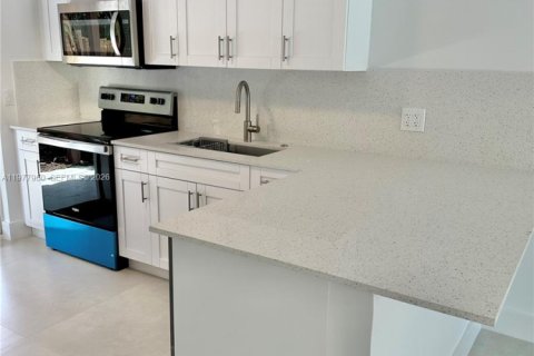 Commercial property in North Miami, Florida 143.81 sq.m. № 2042005 - photo 11