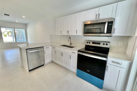 Commercial property in North Miami, Florida 143.81 sq.m. № 2042005 - photo 7