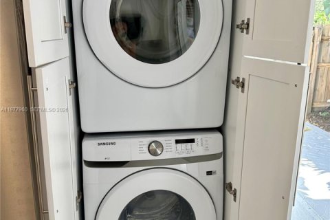 Commercial property in North Miami, Florida 143.81 sq.m. № 2042005 - photo 26