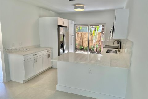 Commercial property in North Miami, Florida 143.81 sq.m. № 2042005 - photo 6