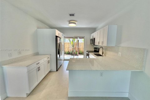 Commercial property in North Miami, Florida 143.81 sq.m. № 2042005 - photo 4