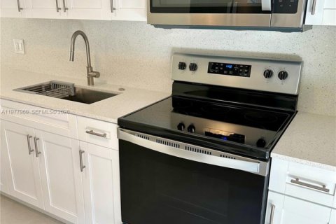 Commercial property in North Miami, Florida 143.81 sq.m. № 2042005 - photo 10