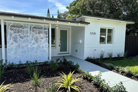 Commercial property in North Miami, Florida 143.81 sq.m. № 2042005 - photo 3