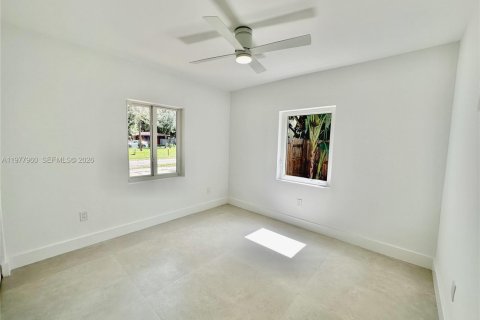 Commercial property in North Miami, Florida 143.81 sq.m. № 2042005 - photo 18