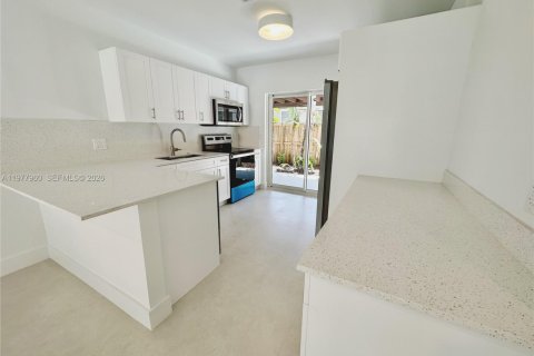 Commercial property in North Miami, Florida 143.81 sq.m. № 2042005 - photo 8