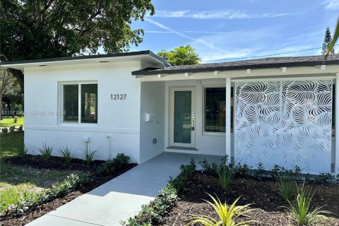 Commercial property in North Miami, Florida 143.81 sq.m. № 2042005 - photo 2