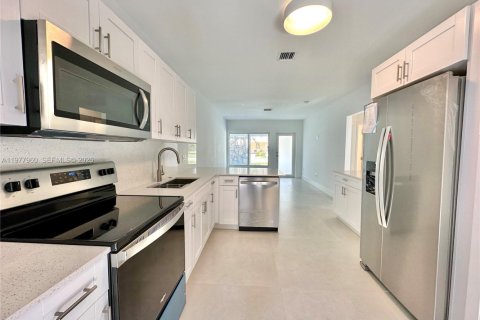 Commercial property in North Miami, Florida 143.81 sq.m. № 2042005 - photo 5