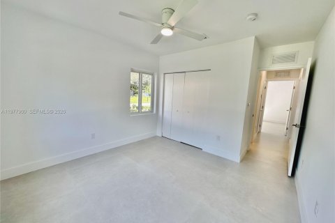 Commercial property in North Miami, Florida 143.81 sq.m. № 2042005 - photo 17