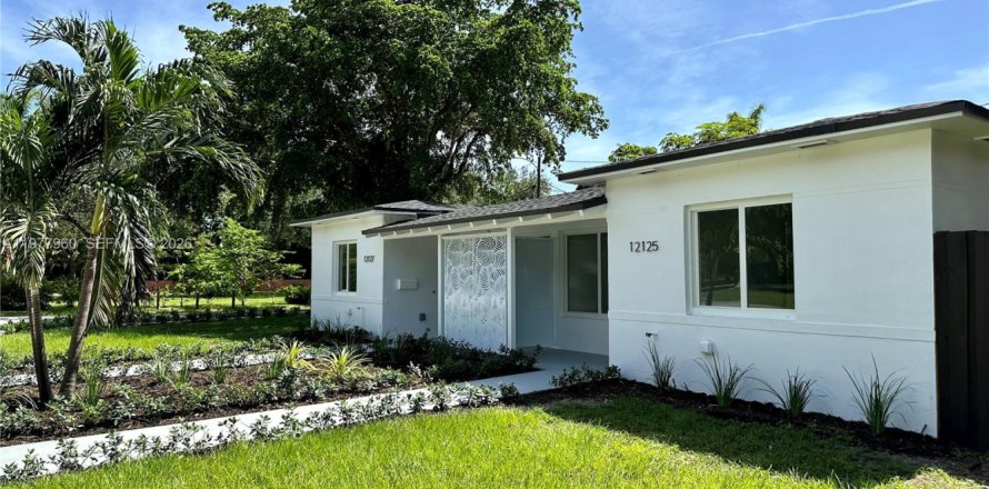 Commercial property in North Miami, Florida 143.81 sq.m. № 2042005