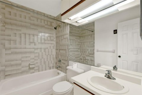 Condo in Winter Park, Florida, 2 bedrooms  № 1828531 - photo 17