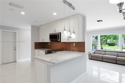 House in Tamarac, Florida 3 bedrooms, 194.82 sq.m. № 1765054 - photo 13
