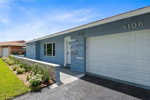 House in Tamarac, Florida 3 bedrooms, 194.82 sq.m. № 1765054 - photo 3