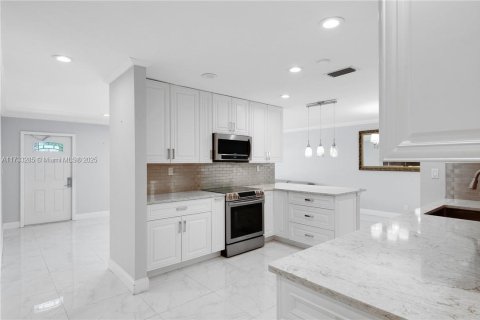 House in Tamarac, Florida 3 bedrooms, 194.82 sq.m. № 1765054 - photo 12