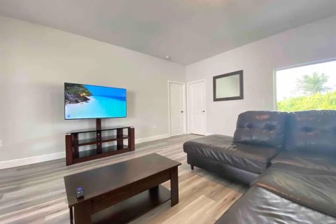 Casa en venta en Port Charlotte, Florida, 4 dormitorios, 179.95 m2 № 2097045 - foto 4
