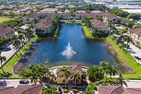 Купить кондоминиум в Дорал, Флорида 3 спальни, 139.63м2, № 1942468 - фото 1