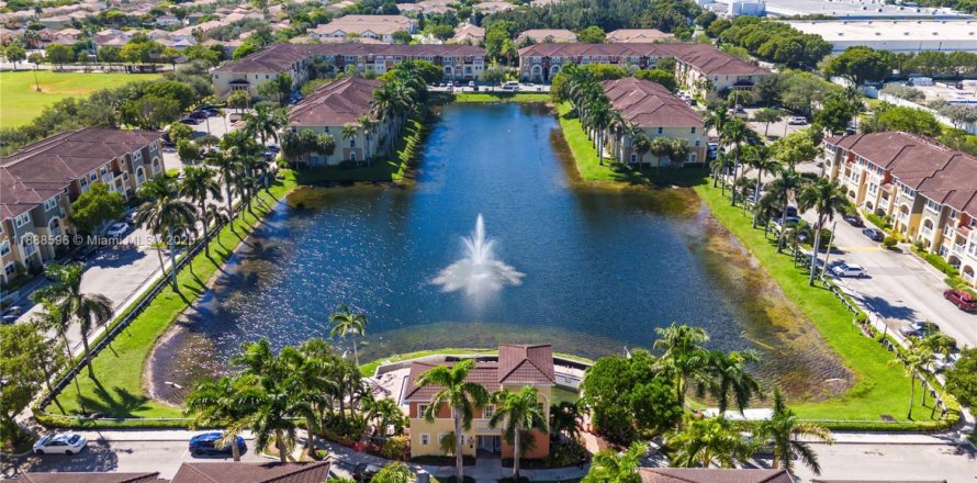 Кондоминиум с 3 спальнями в Дорал, Флорида № 1942468