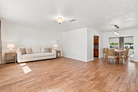 Villa ou maison à vendre à Sarasota, Floride: 3 chambres, 170.57 m2 № 2361434 - photo 5