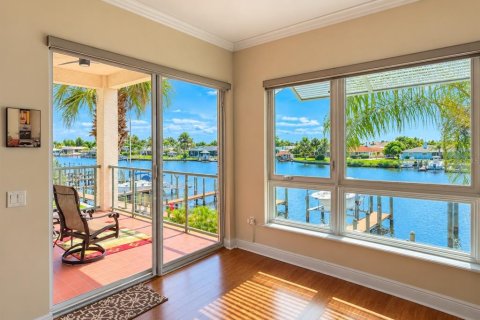 Condo in Apollo Beach, Florida, 2 bedrooms  № 2394432 - photo 9
