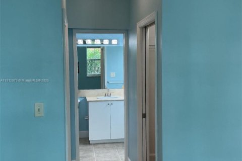 Townhouse in Lantana, Florida 3 bedrooms, 149.85 sq.m. № 1968133 - photo 19