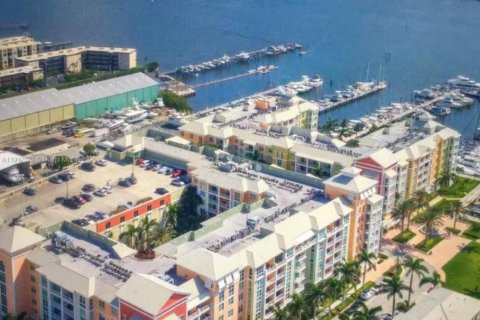 Townhouse in Lantana, Florida 3 bedrooms, 149.85 sq.m. № 1968133 - photo 1