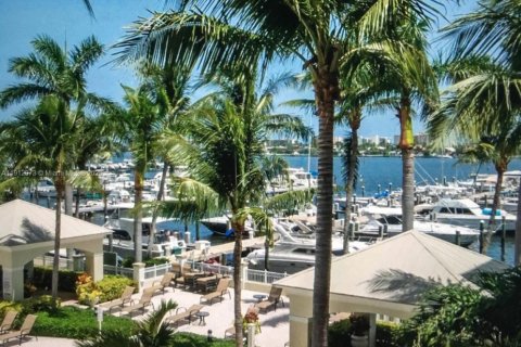 Townhouse in Lantana, Florida 3 bedrooms, 149.85 sq.m. № 1968133 - photo 2