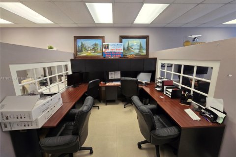 Propiedad comercial en venta en Margate, Florida № 1921038 - foto 3