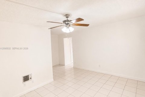 Apartment in Hialeah, Florida 1 bedroom, 1522.48 sq.m. № 2392110 - photo 2