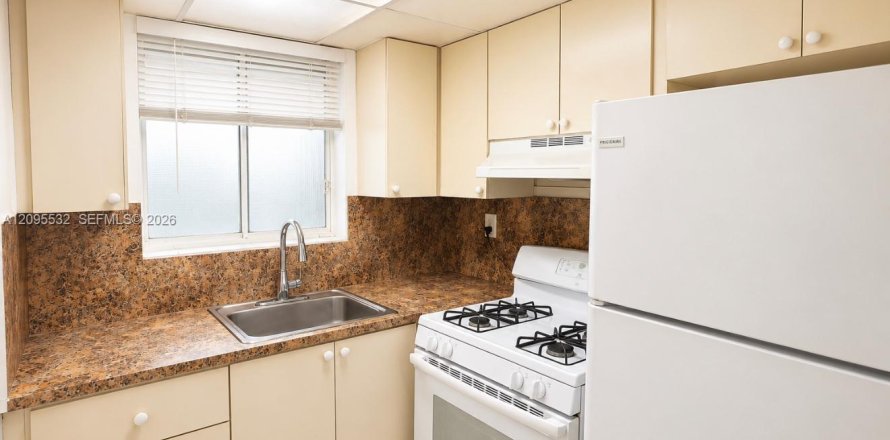 Apartment in Hialeah, Florida 1 bedroom, 1522.48 sq.m. № 2392110
