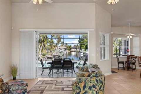 Villa ou maison à vendre à Cape Coral, Floride: 4 chambres, 251.3 m2 № 2405360 - photo 12