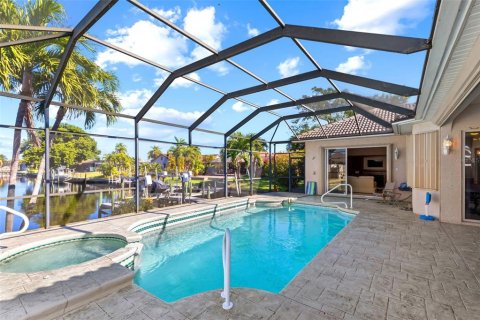 Villa ou maison à vendre à Cape Coral, Floride: 4 chambres, 251.3 m2 № 2405360 - photo 2