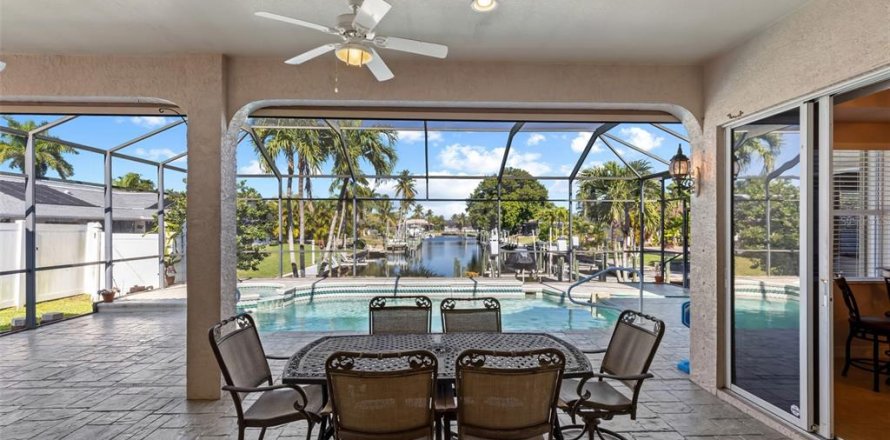 Villa ou maison à Cape Coral, Floride 4 chambres, 251.3 m2 № 2405360