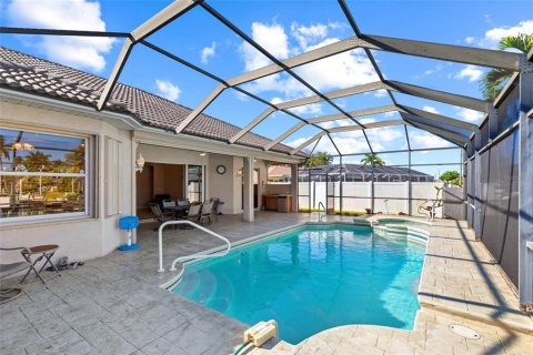 Villa ou maison à vendre à Cape Coral, Floride: 4 chambres, 251.3 m2 № 2405360 - photo 28