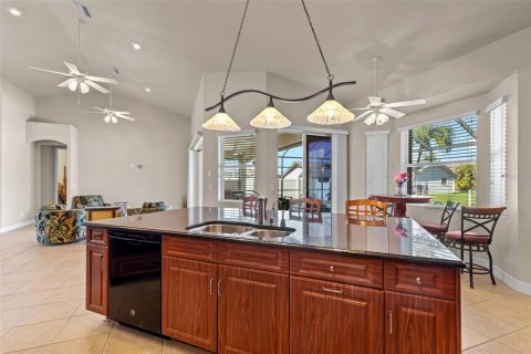 Villa ou maison à vendre à Cape Coral, Floride: 4 chambres, 251.3 m2 № 2405360 - photo 8