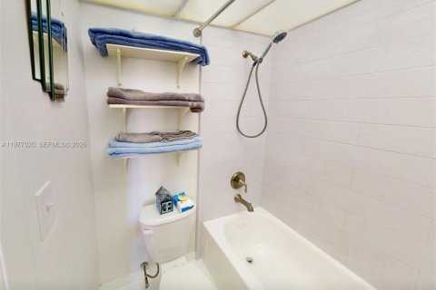 Condo in Margate, Florida, 2 bedrooms  № 2041997 - photo 16