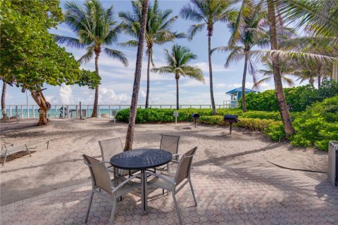 Copropriété à louer à Hollywood, Floride: 2 chambres, 116.22 m2 № 2152443 - photo 12