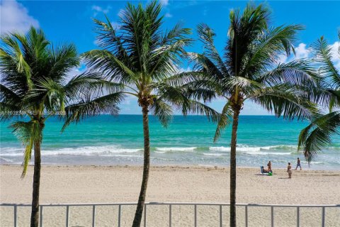 Copropriété à louer à Hollywood, Floride: 2 chambres, 116.22 m2 № 2152443 - photo 17