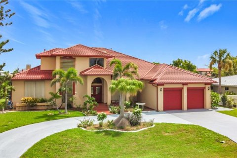 House in Port Charlotte, Florida 4 bedrooms, 352.47 sq.m. № 1853671 - photo 1