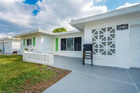 Casa en venta en Tamarac, Florida, 3 dormitorios, 154.22 m2 № 2076591 - foto 3