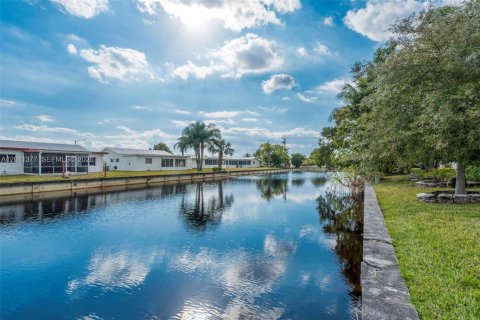 Casa en venta en Tamarac, Florida, 3 dormitorios, 154.22 m2 № 2076591 - foto 28