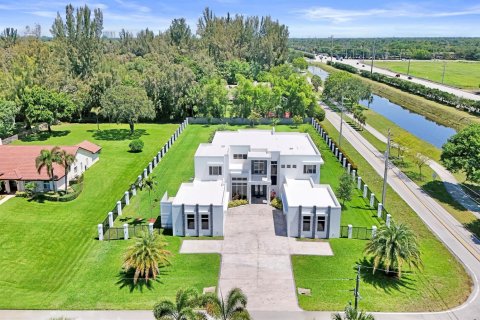 House in Plantation, Florida 7 bedrooms, 524.43 sq.m. № 2086920 - photo 2