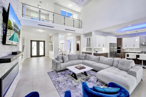 House in Plantation, Florida 7 bedrooms, 524.43 sq.m. № 2086920 - photo 13