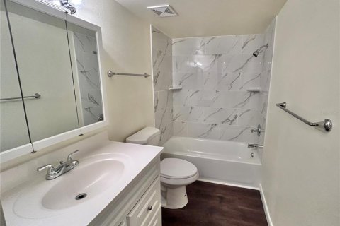Condo in Saint Petersburg, Florida, 2 bedrooms  № 2239274 - photo 11