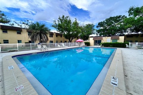 Condo in Saint Petersburg, Florida, 2 bedrooms  № 2239274 - photo 17