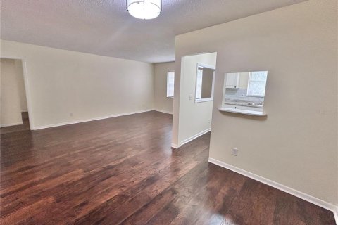 Condo in Saint Petersburg, Florida, 2 bedrooms  № 2239274 - photo 8