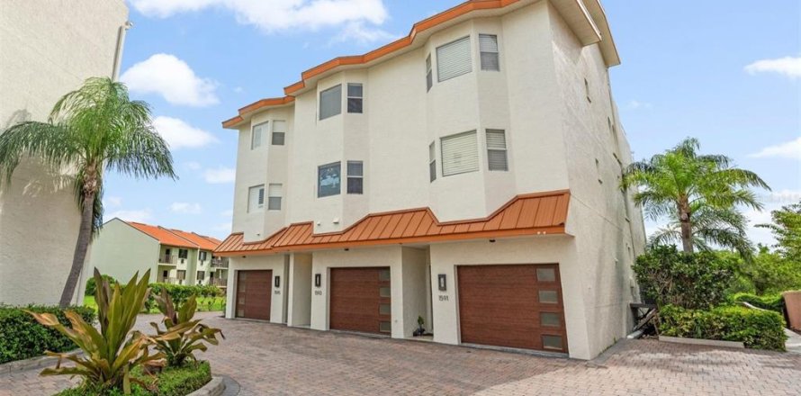 Townhouse in Tierra Verde, Florida 4 bedrooms, 255.48 sq.m. № 2277387