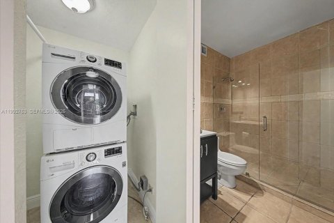 Купить кондоминиум в Майами, Флорида 1 спальня, 93м2, № 2062545 - фото 20